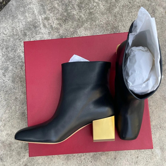 Salvatore Ferragamo Albiano Ankle Boots In Black, size 6C - Picture 2 of 16
